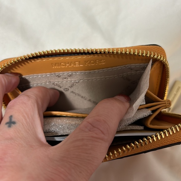 Michael Kors Zip around wallet - Picture 3 of 5